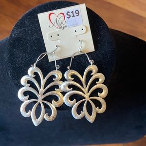 Cute Silvery Leaf-like earrings. Never Worn.